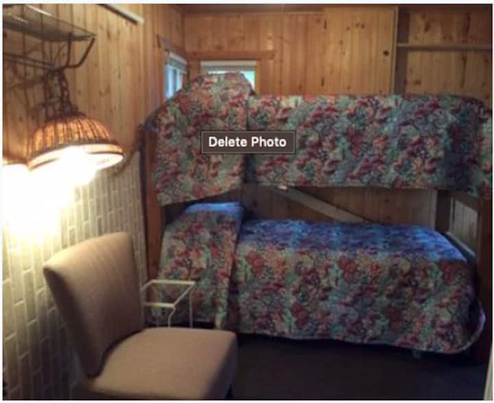 דרגשים בבונקהאוס. מכונת כביסה ומייבש גם בבית המיטות.