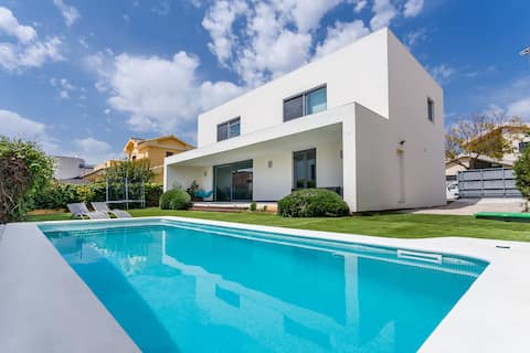 Beautiful house in Seville. 7 min walk to subway.