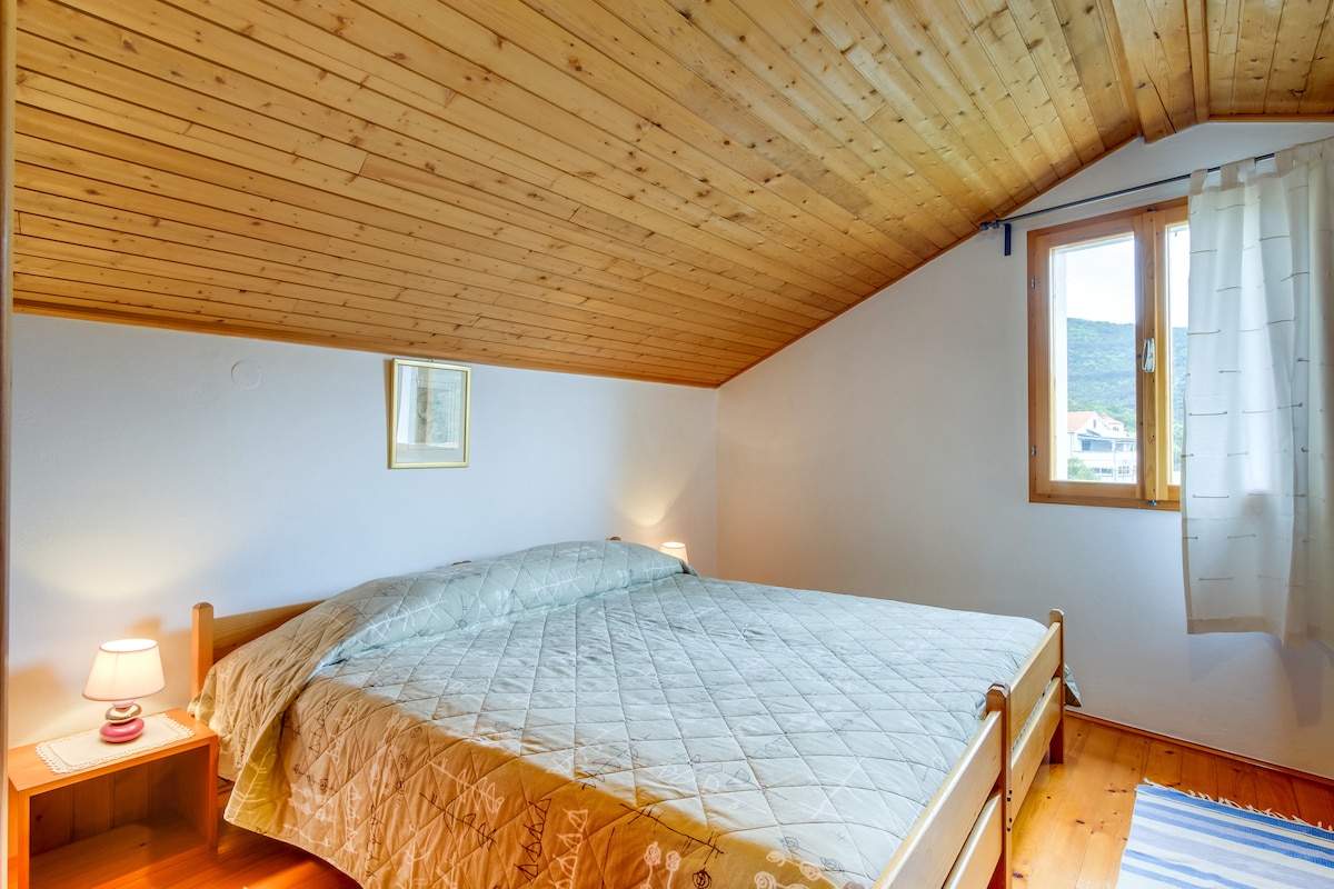 二楼卧室设有浴室和屋顶露台，可欣赏海景。 