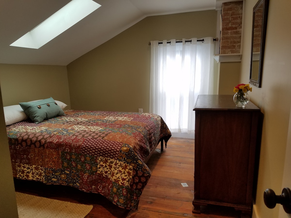 Спална соба бр. 2 на горниот кат: брачен кревет (широк 150-179 см), прозорец на таванот, дрвени подови