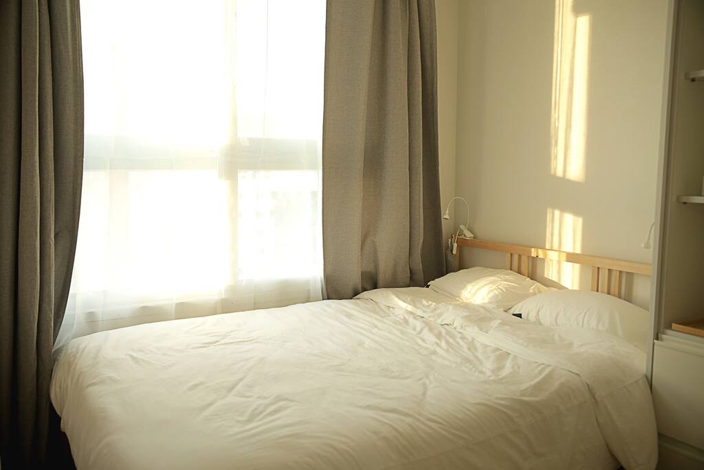 퀸 사이즈 침대, 화이트 톤 침구류, 속커튼, 암막커튼 (Queen Size Bed, White Tone Bedding, Curtains)