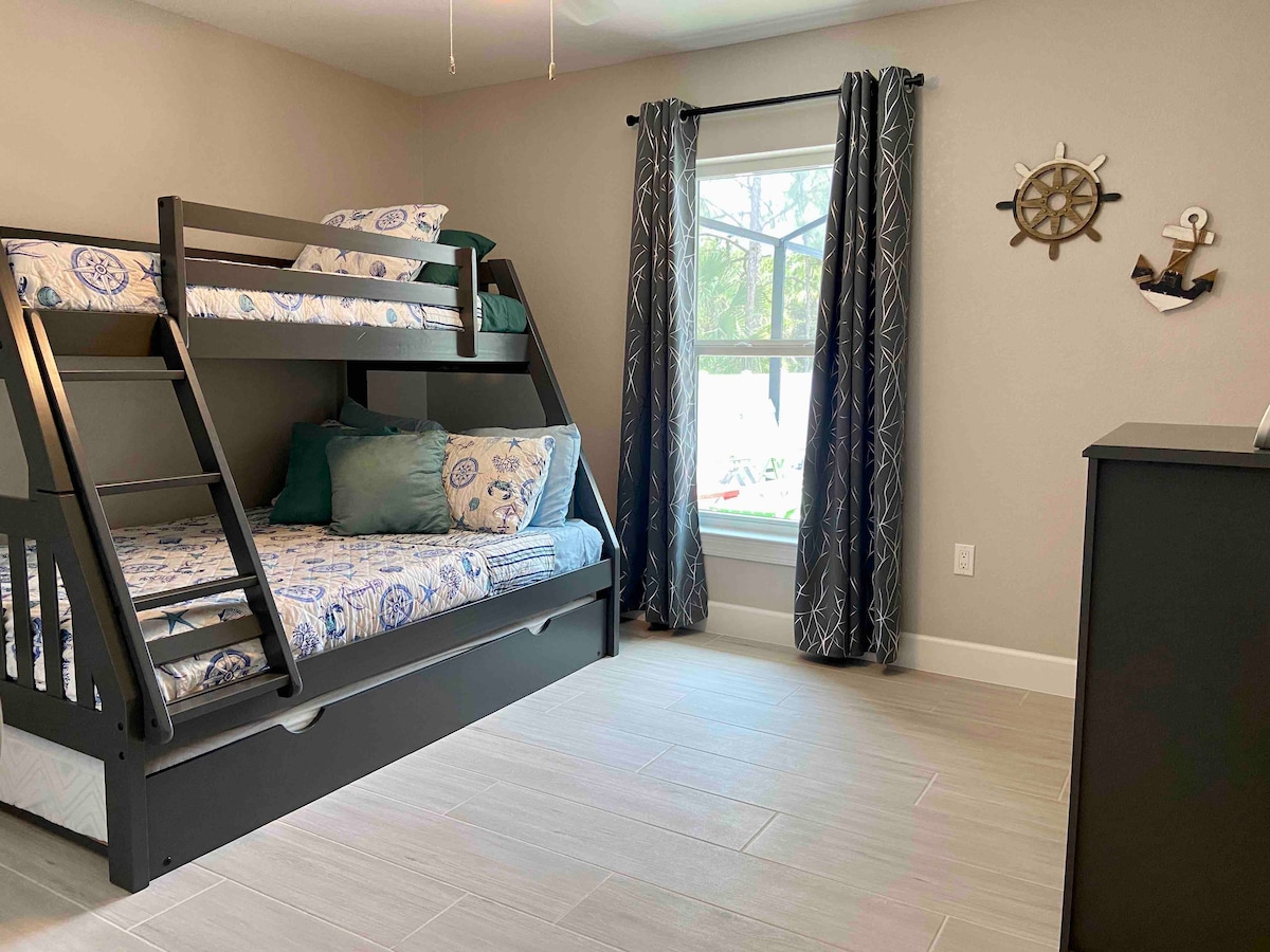 Chumba cha 3 cha kulala: Kitanda cha ghorofa cha mtu mmoja kilicho na kitanda cha kitanda cha mtu mmoja