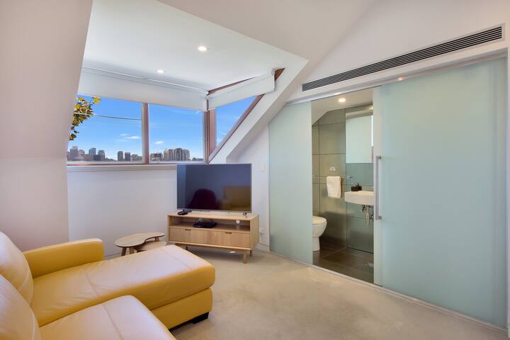 Harbour Bridge Views, Luxury, Stylish Abode. gallery image 3