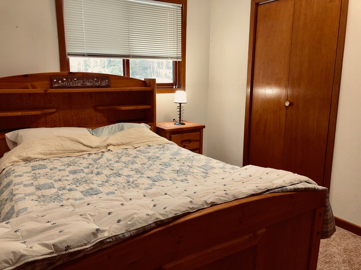 楼上卧室，双人床