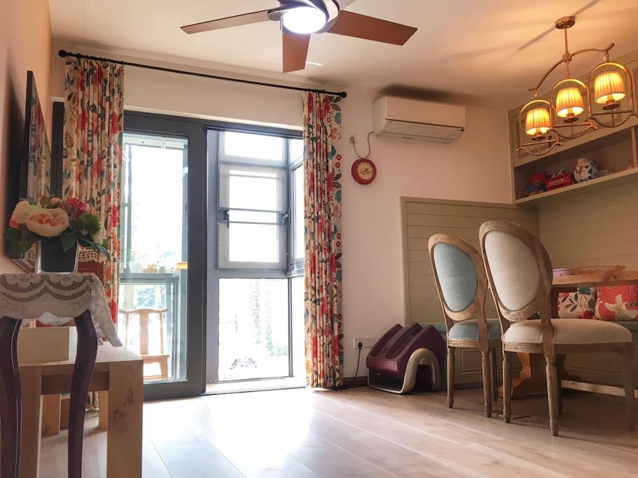 Sweet home brand new decorations half year ago! Center in Sea world ,but super quiet and comfortable for living , has a beautiful big garden ! Can park car brig kids ! Good for all families,lovers and single travelers! I can take you around if you need my help !