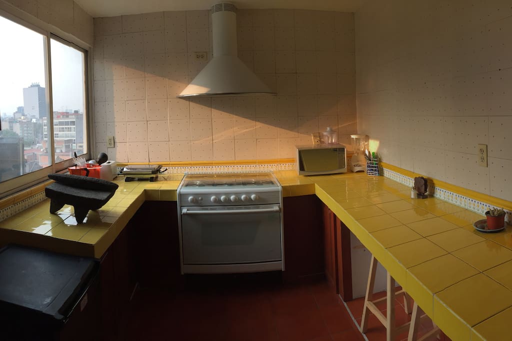 Fully equipped kitchen with breakfast bar.