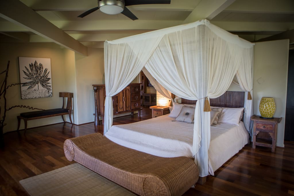 Lumi Ku'uipo - “Sweetheart” private suite with pool. This is the master suite of a five-bedroom Mansion. Here is home to a Cozy King size Bali canopy bed with private bath, office, and large walk-in closet that can double as a second bedroom (upon request).