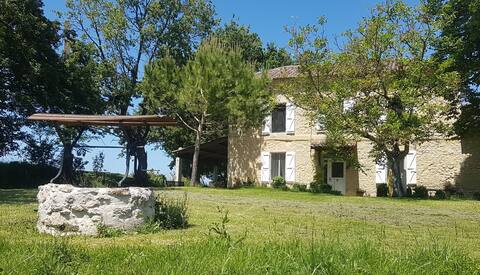 Stone cottage overlooking the countryside (11 guests)