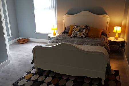 New city ctr rm!! Beautiful !! Walk to everything!