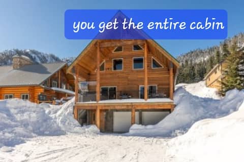 Popular Airbnb listing: Sleeps 15 people hot tub in Fraser Valley C