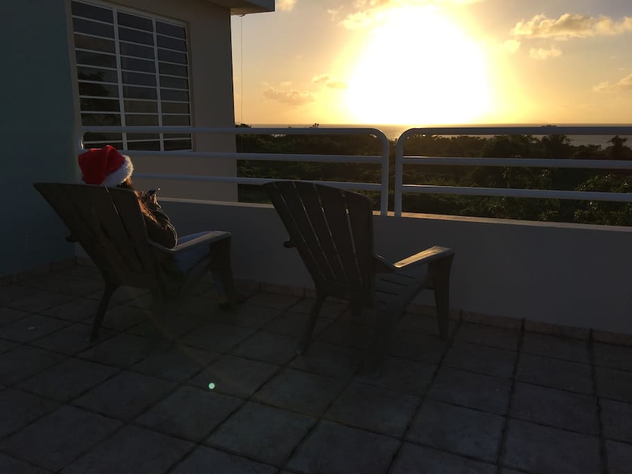 The sunsets is a everyday spectacle, perfect for meditation, practice yoga or simply a glass of wine.