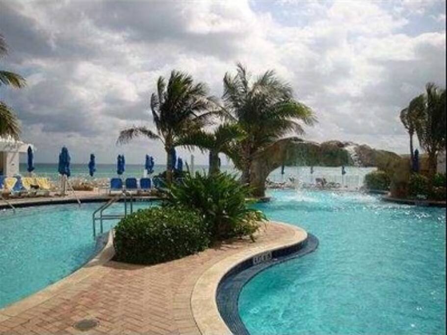 STUNNING POOL AREA