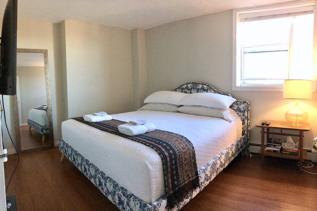 Cozy up in the comfy King with a book or a movie! Free Netflix and Cable Tv are provided :)