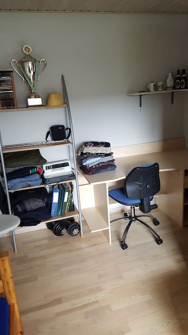 Skrivebord med 1 3/4 seng samt en skibsbriks i et meget lyst og rent værelse med udsigt til haven Desk with 1/3/4 bed and a boat dock in a clean light room overlooking the garden