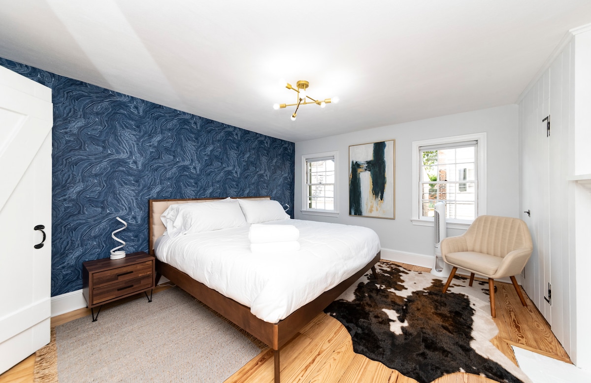 "Vitanda vilikuwa vizuri sana na tulilala vizuri sana!" - Mary Beth, **** * *
"Vitanda vilikuwa vizuri sana!" - Caitlin, ***** *
" Nyumba nzuri sana na maridadi kuliko hoteli mahususi! Vitanda ni vizuri..." - Lauren, ***** *
"Vitanda vyote vilikuwa vizuri sana na kila kitu kilikuwa bila doa." - Anna, **** *
Nyumba ya Ryan ina yote... vitanda vizuri, taulo za kifahari, kahawa tamu..." - Nikki, **** *
"Kweli, vitanda vizuri sana..." - Andrew, *****