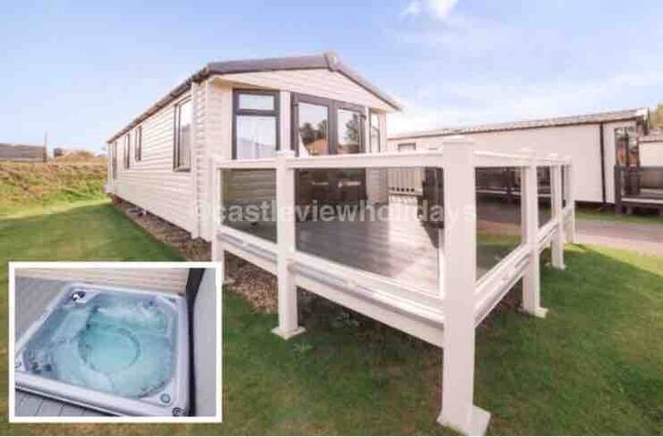 Castle View Holidays (hot tub) Tattershall Lakes