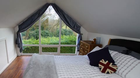 Lovely Poynton holiday home-fab canal view❤