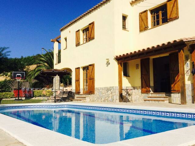 Catalan villa with pool, WIFI & the beach 5km away
