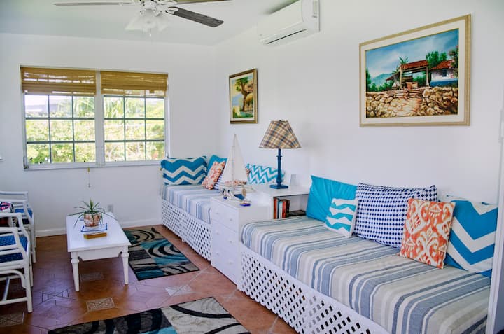 تم تصميم غرفة النوم 4 مع وضع الأطفال والمراهقين والعزاب الصغار في الاعتبار وتتسع لنوم شخصين. إذا كان الضيفان السابع والثامن زوجين رابعين، مع القليل من إعادة ترتيب الأثاث، فيمكننا إضافة سرير كبير قابل للنفخ بارتفاع 18بوصة - تمامًا مثل الشيء الحقيقي.