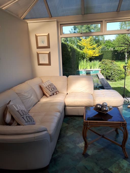PRIVATE TV ROOM/SPACE FOR GUESTS