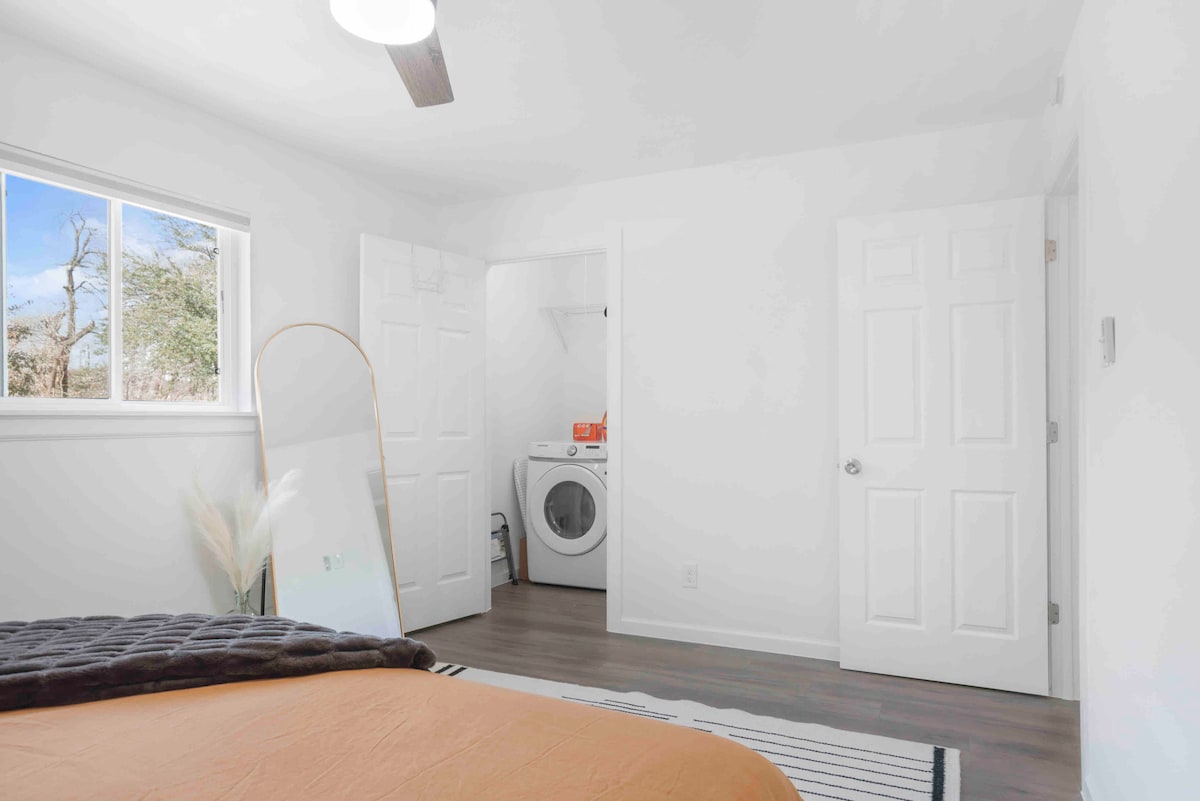 Cozy Central Austin Condo | King Bed + Parking