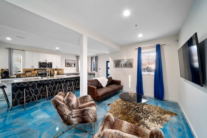 Sleek Sky-Blue 3 Level Townhome Sleeps 11