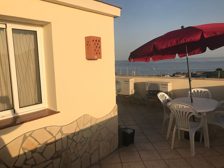 Hermoso solárium donde disfrutar de una cenita frente al mar