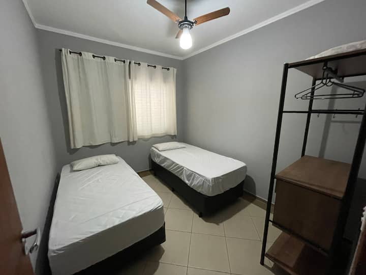 Dormitorio 02 - Dos camas individuales/ juntas son tamaño king. 

 Tiene un armario para ropa, un mosquitero y un ventilador de techo. 