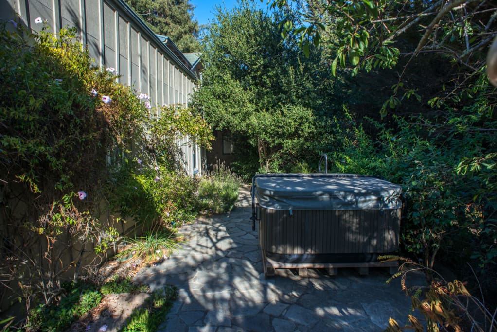 Yes, the hottub works and will be available for your use. Laundry is back there in the shade to the left