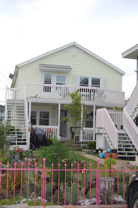 Deck and covered porch, cushioned furniture, great views. Gas/charcoal grill.