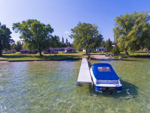Enjoy 5 lakefront cottages & 3 suites on 2 acres of land