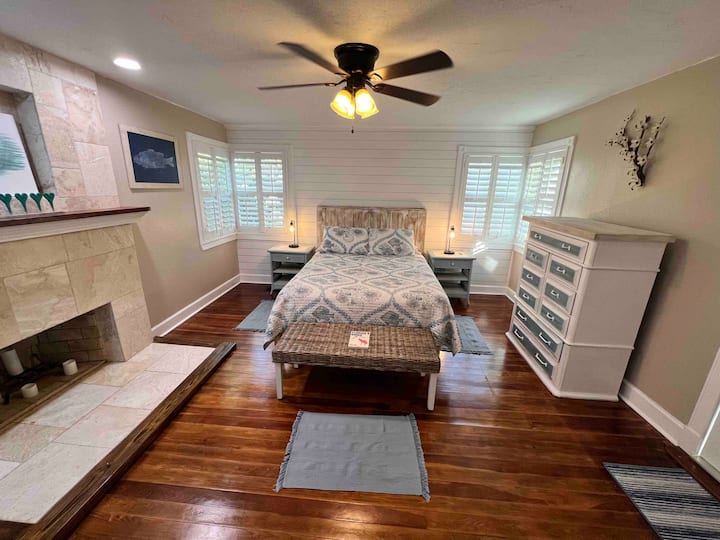 Главната спална соба е голема спална соба со брачен кревет (широк 150 – 179 см) и неверојатен декоративен камин.