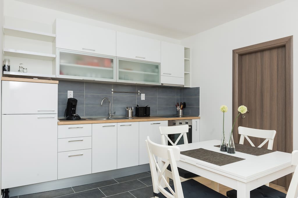 Kitchen and dining-room / Küche und Essbereich