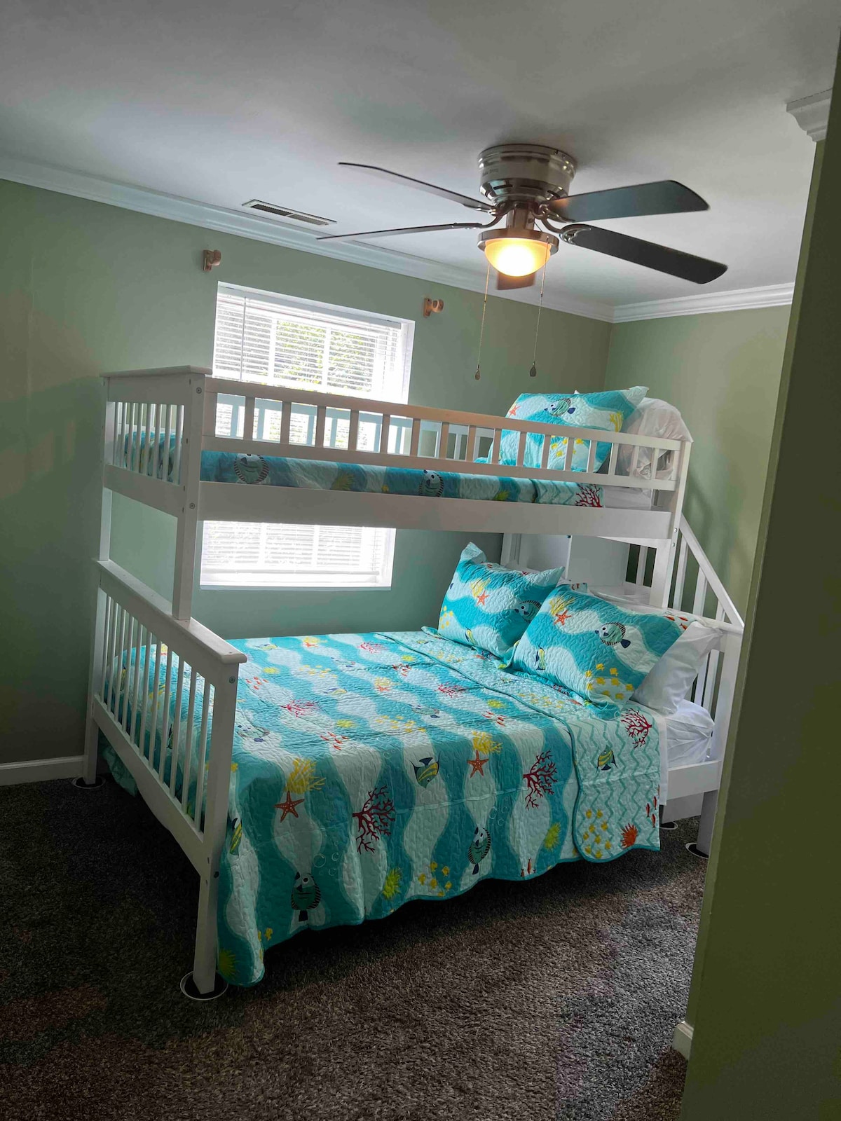 غرفة النوم الثانية. سرير كامل في الأسفل وتوأم في الأعلى. (يُرجى عدم استخدام المروحة عند استخدام السرير العلوي). تلفزيون TCL ROKU الذكي 43 بوصة. 