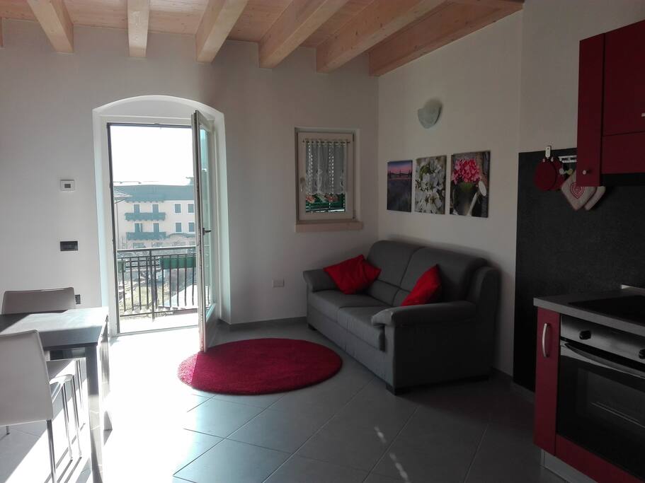 Soggiorno con balcone verso lago
