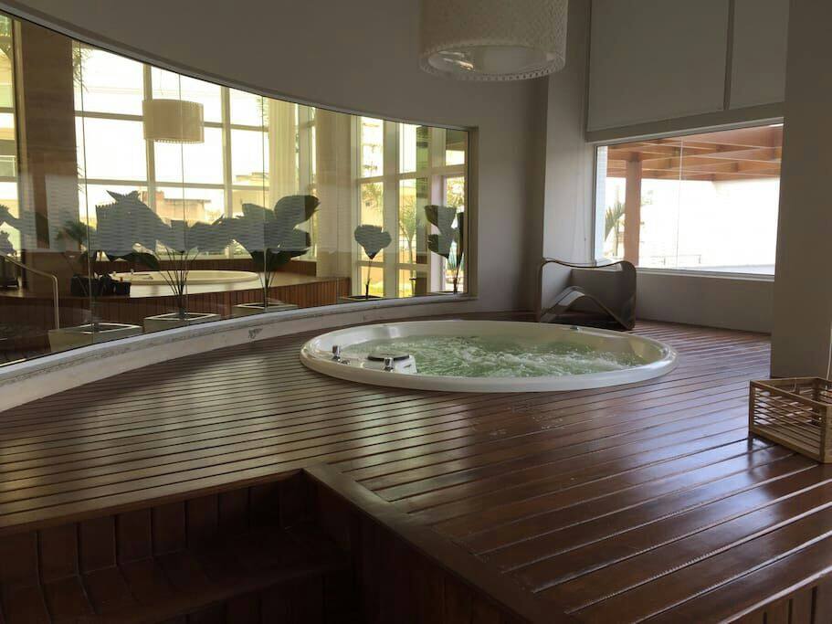 Uma das quatro Jacuzzis