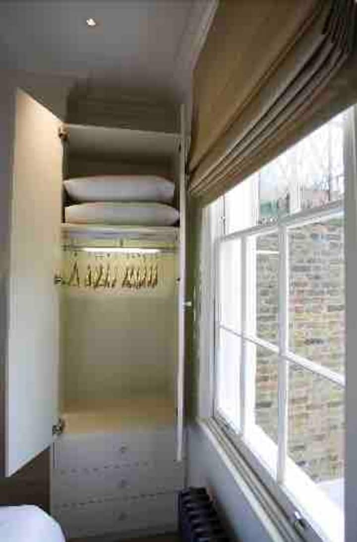 Една од двете гардероби