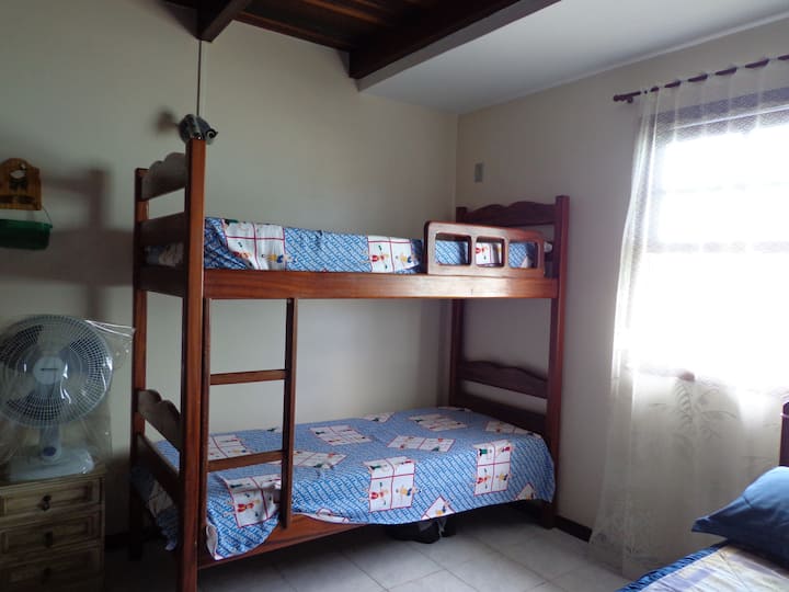 Soba 1, bračni krevet, krevet na kat i ormar.