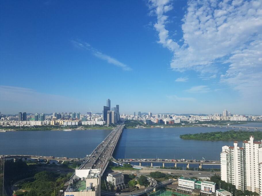 View from the bedside. It sees Yeouido, National Assembly, river park, bam island all together at a glance.