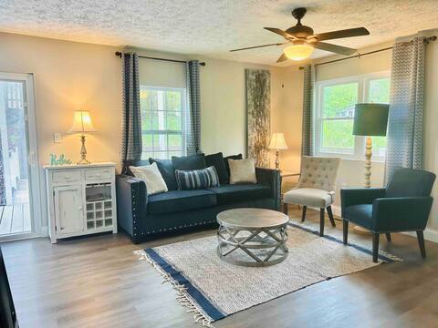 Cozy Downtown Acworth Home- near Lakepoint Sports