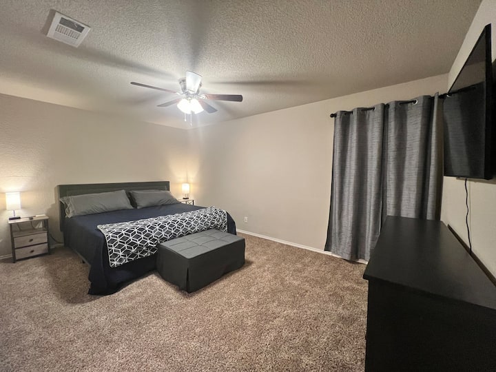 Chumba cha kulala bora na godoro la povu la kumbukumbu ya mfalme, ottoman inayoweza kubadilika (kitanda cha watoto wachanga), tv smart 55”, vazi kubwa, tembea chumbani na bafu ya kibinafsi.