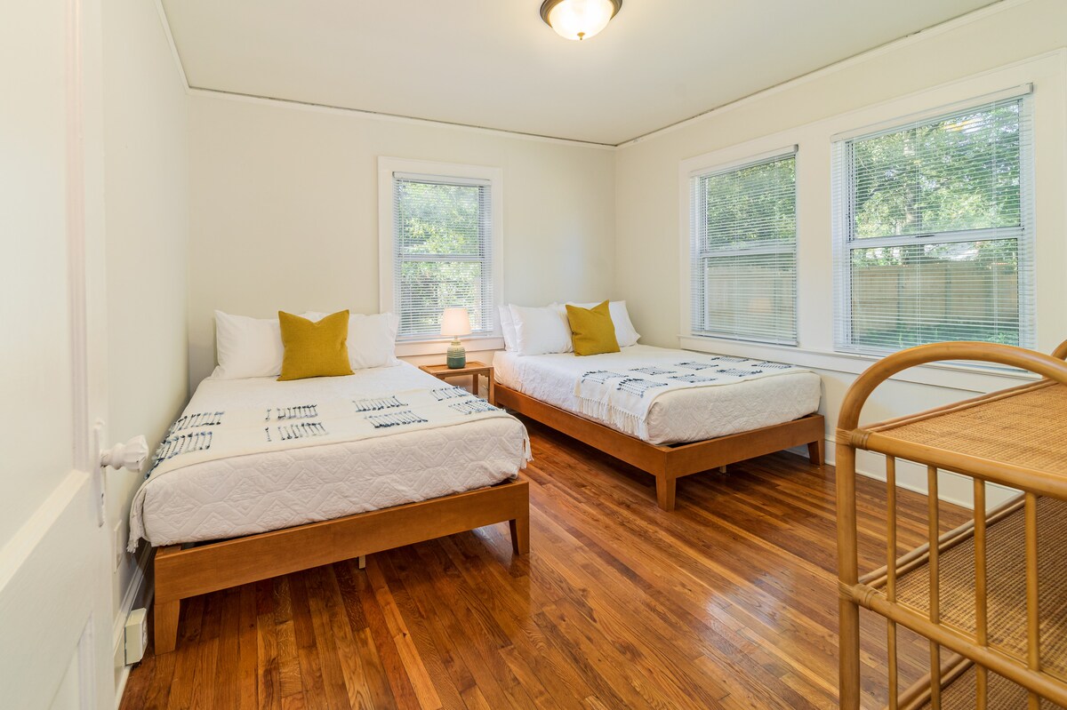 ห้องนอนที่ 2 มีเตียงขนาดใหญ่ 2 เตียงซึ่งทำจากผ้าปูที่นอนชั้นนำเพื่อความสะดวกสบายของผู้เข้าพัก