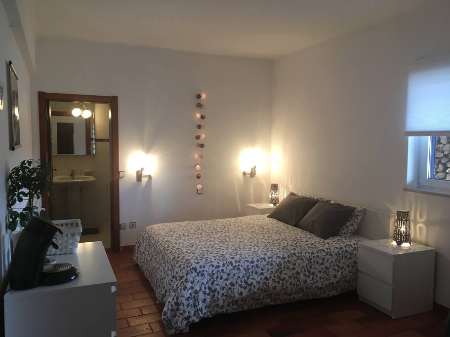 tweepersoonsbed / badkamer