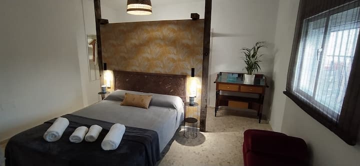 Chumba 1 cha kulala, kitanda cha mita 1.5 kutembea kwenye kabati, kaptula na rafu ya viatu katika sehemu ya nyuma. Nenda upande wa kulia Mandhari ya nje, ya komamanga na ya kukaanga.