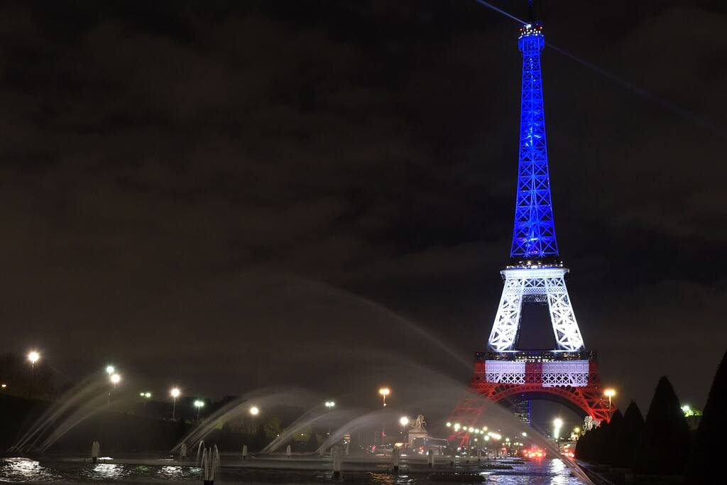 Direct underground (line 9) to the Eiffel Tower and the Trocadero