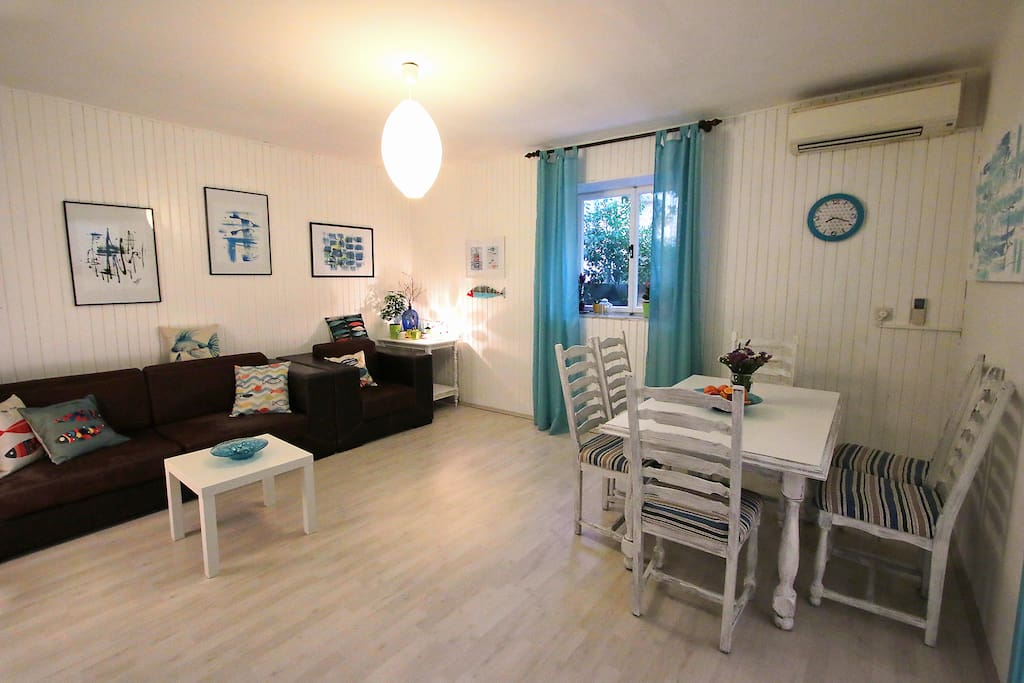Living room & dining table