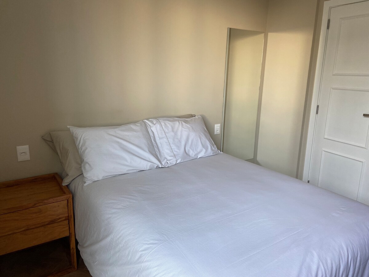 Dormitorio 3.
Cama doble estándar de alto nivel. Sábanas de algodón de 300 hilos.
Mesa de noche de madera maciza.
Armario planeado.
Espejo vertical.
Aire acondicionado split