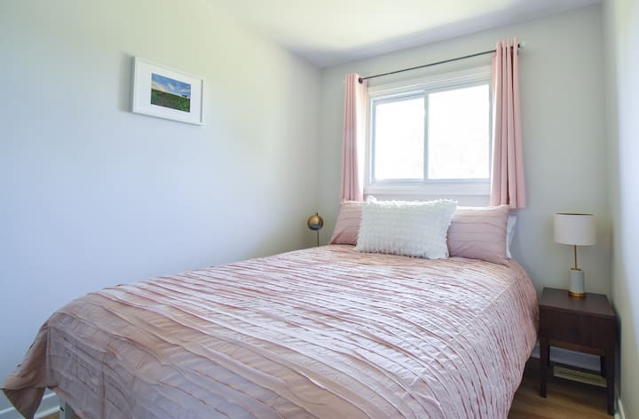 Dormitorio dos con cama tamaño queen súper cómoda y lujosas sábanas Gluckstein de 700 hilos.