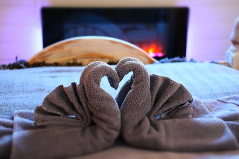 Honeysuckle Lodge - Luxury Shepherds Hut (Style)