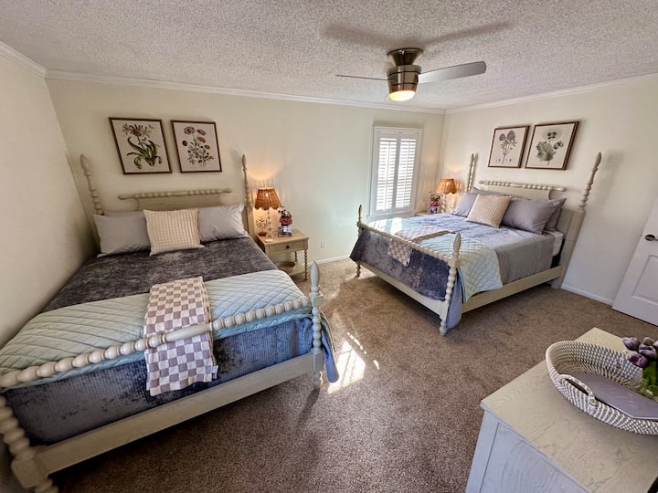 Dhomë gjumi dopio "Queen" 3 me Jack dhe Jill të bashkangjitur në banjë të plotë. 